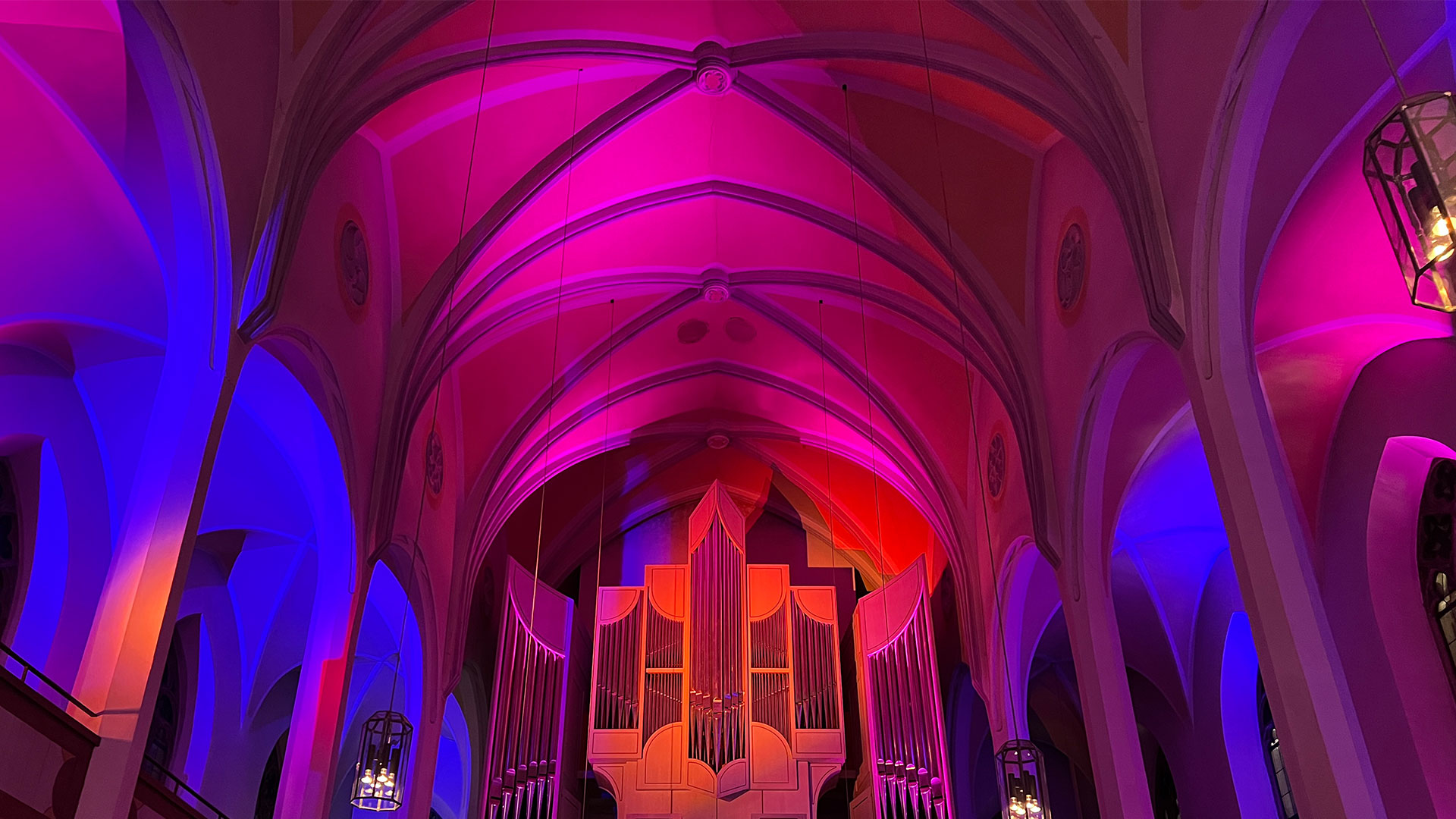 Bunt beleuchtete Matthäuskirche Ingolstadt