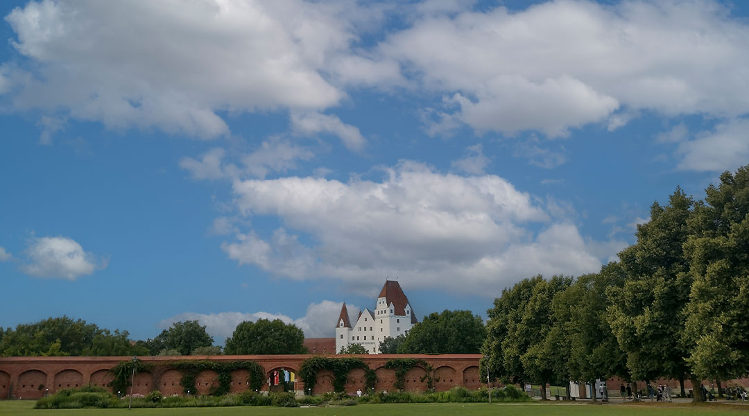 Blick über den Klenzepark auf das Schloss Ingolstadt
